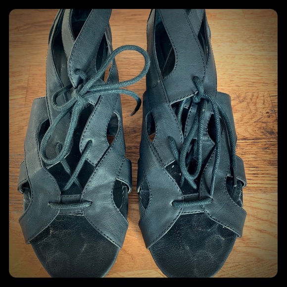 Like New Criss Cross Aldo 👡 Sandals
